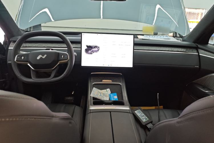Used ONVO Luxeed L90 2025 Model—Max Six-Seater Version Center Console