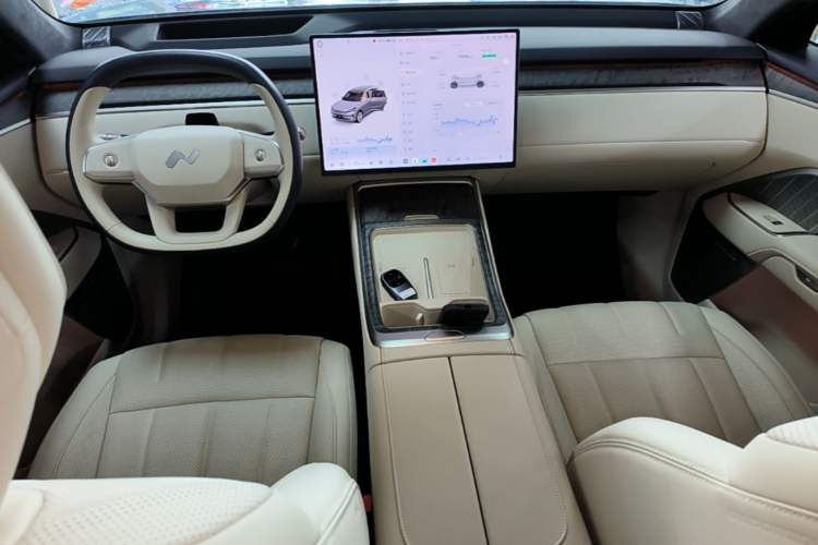 Used ONVO Luxeed L90 2025 Model—Max Six-Seater Version Center Console