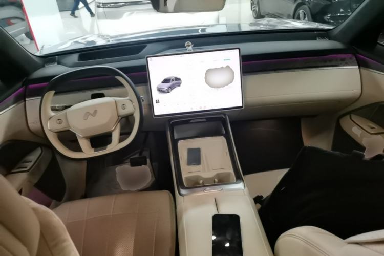 Used ONVO Luxeed L90 2025 Model—Ultra Six-Seater Version Center Console