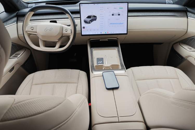Used ONVO Luxeed L90 2025 Model—Max Six-Seater Version Center Console