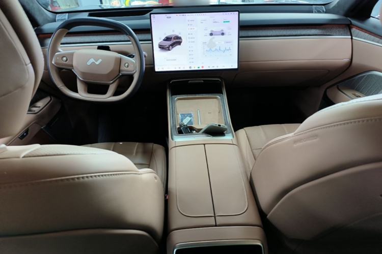Used ONVO Luxeed L90 2025 Model—Ultra Six-Seater Version Center Console