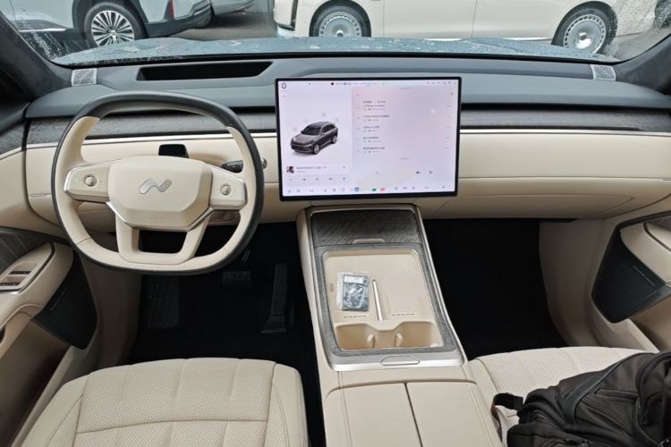 Used ONVO Luxeed L90 2025 Model—Ultra Six-Seater Version Center Console