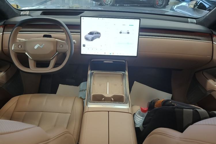 Used ONVO Luxeed L90 2025 Model—Max Six-Seater Version Center Console