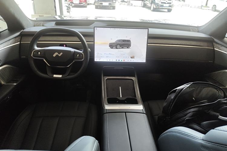 Used ONVO Luxeed L90 2025 Model—Max Six-Seater Version Center Console