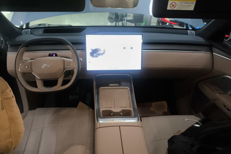 Used ONVO Luxeed L90 2025 Model—Max Six-Seater Version Center Console