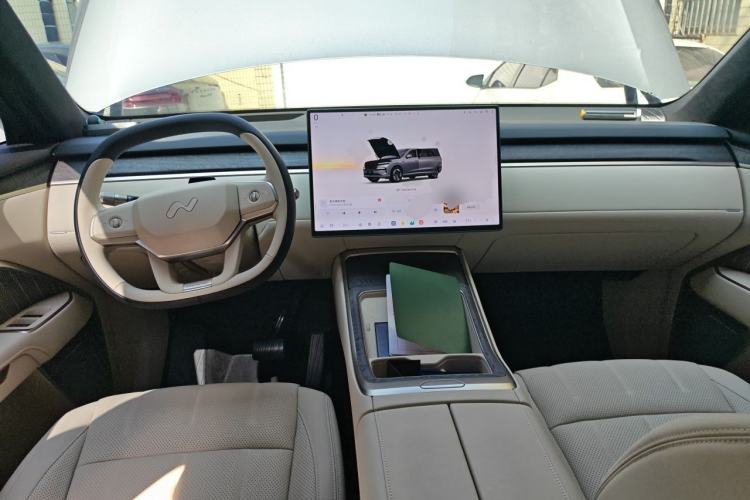 Used ONVO Luxeed L90 2025 Model—Ultra Six-Seater Version Center Console
