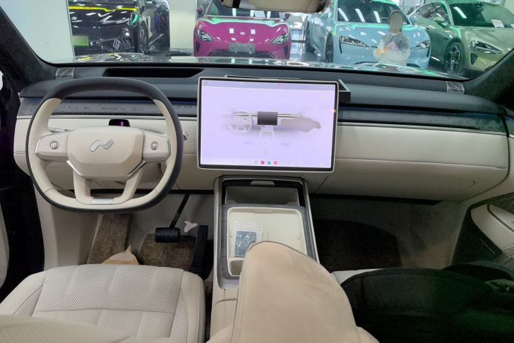 Used ONVO Luxeed L90 2025 Model—Max Six-Seater Version Center Console