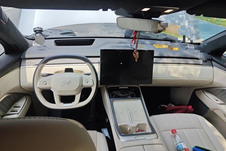 Used ONVO Luxeed L90 2025 Model—Max Six-Seater Version Center Console
