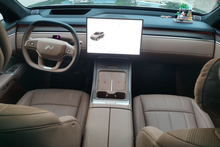 Used ONVO Luxeed L90 2025 Model—Max Six-Seater Version Center Console