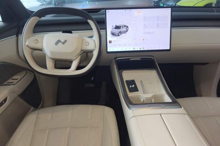 Used ONVO Luxeed L90 2025 Model—Ultra Six-Seater Version Center Console