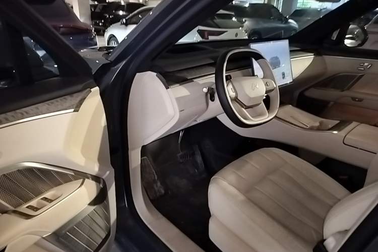 Used ONVO Luxeed L90 2025 Model—Max Six-Seater Version Driver Seat