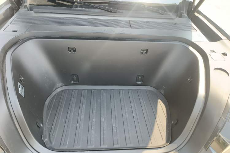 Used ONVO Luxeed L90 2025 Model—Max Six-Seater Version Engine Bay