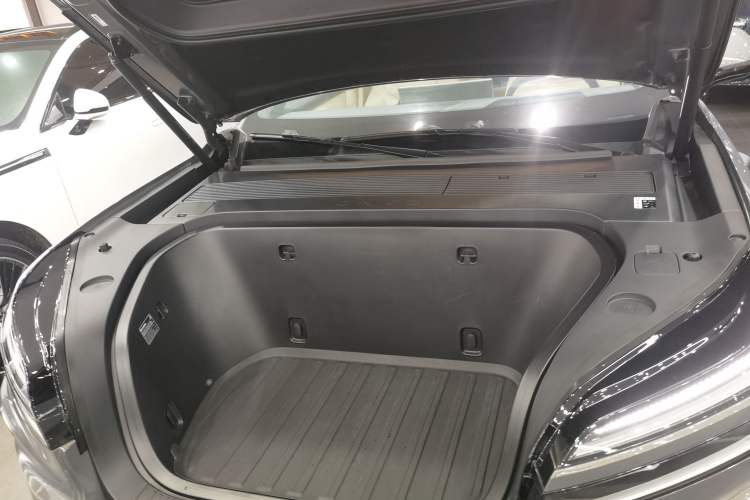 Used ONVO Luxeed L90 2025 Model—Ultra Six-Seater Version Engine Bay