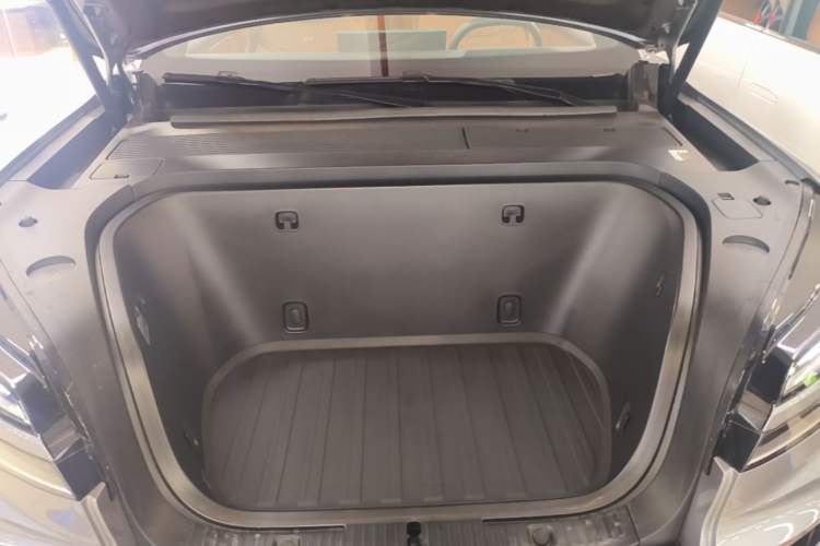 Used ONVO Luxeed L90 2025 Model—Max Six-Seater Version Engine Bay