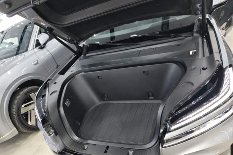 Used ONVO Luxeed L90 2025 Model—Ultra Six-Seater Version Engine Bay