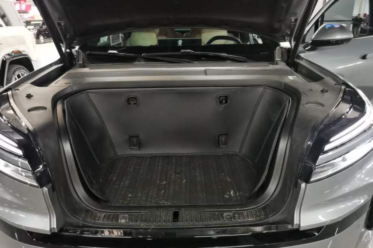 Used ONVO Luxeed L90 2025 Model—Ultra Six-Seater Version Engine Bay