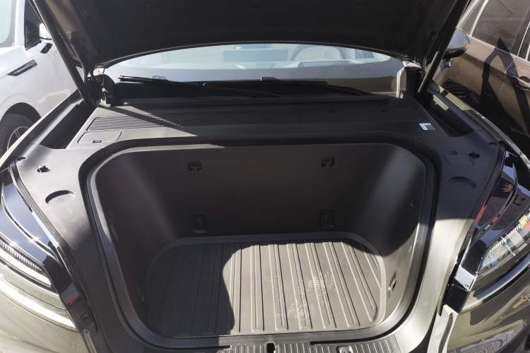 Used ONVO Luxeed L90 2025 Model—Ultra Six-Seater Version Engine Bay