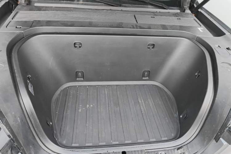 Used ONVO Luxeed L90 2025 Model—Max Six-Seater Version Engine Bay