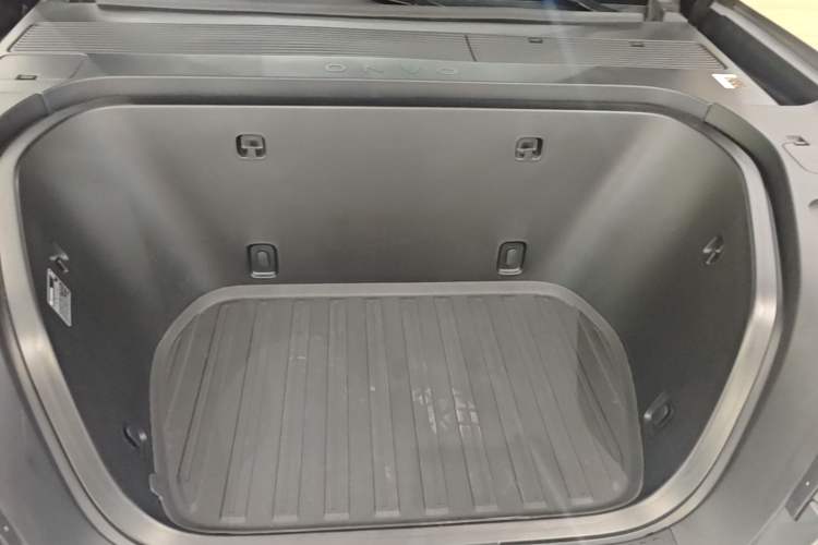 Used ONVO Luxeed L90 2025 Model—Ultra Six-Seater Version Engine Bay