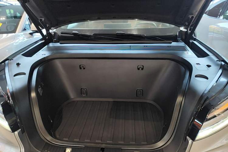 Used ONVO Luxeed L90 2025 Model—Pro Seven-Seater Version Engine Bay