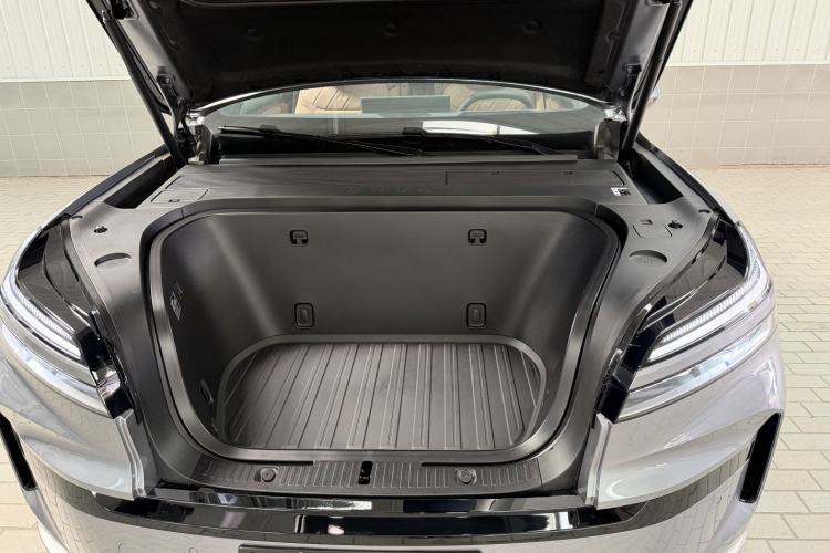 Used ONVO Luxeed L90 2025 Model—Ultra Six-Seater Version Engine Bay