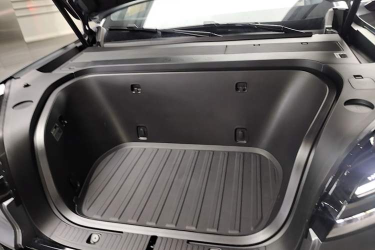 Used ONVO Luxeed L90 2025 Model—Ultra Six-Seater Version Engine Bay