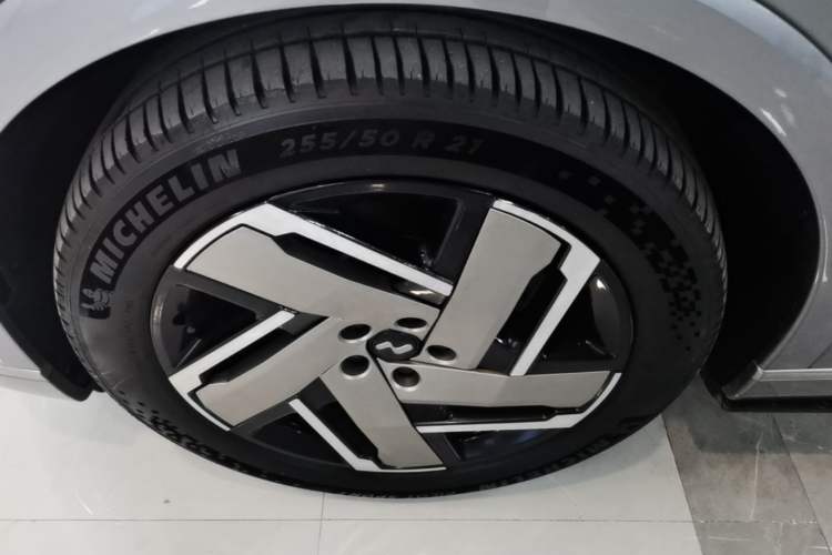 Used ONVO Luxeed L90 2025 Model—Ultra Six-Seater Version Exterior 4