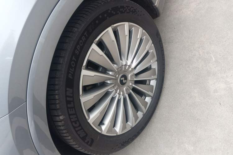 Used ONVO Luxeed L90 2025 Model—Ultra Six-Seater Version Exterior 4