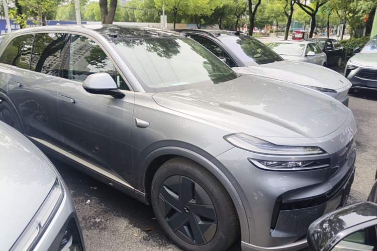 Used ONVO Luxeed L90 2025 Model—Max Six-Seater Version Front Right 45 Deg