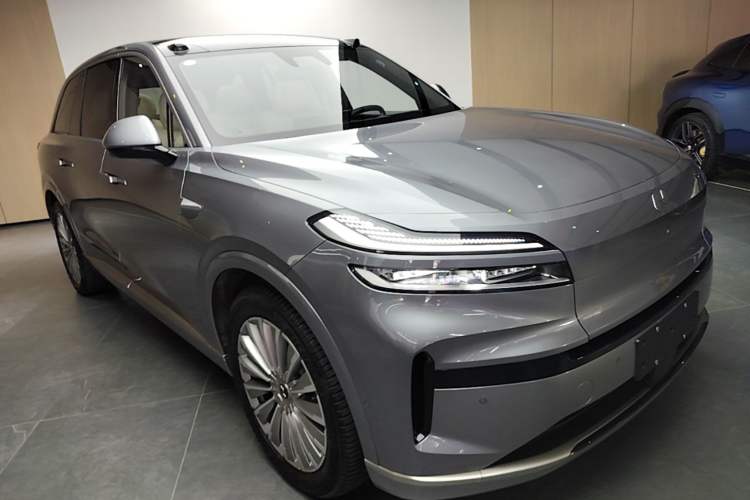 Used ONVO Luxeed L90 2025 Model—Ultra Six-Seater Version Front Right 45 Deg