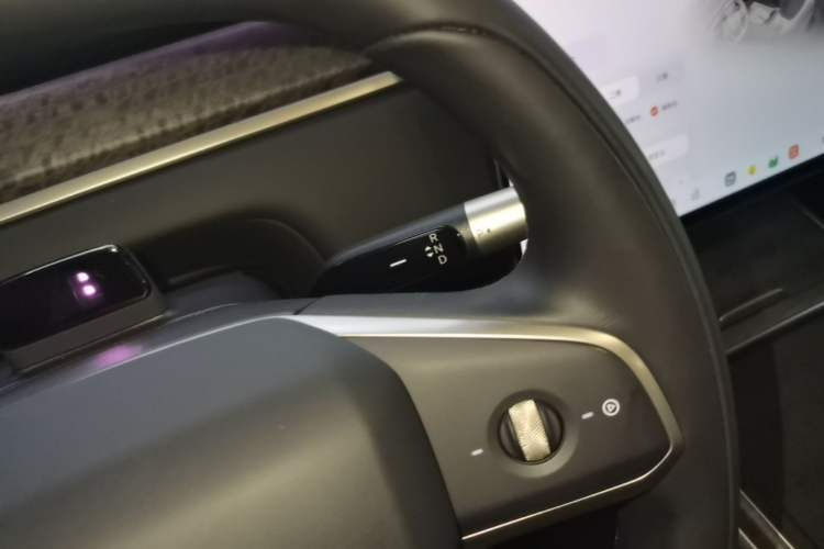 Used ONVO Luxeed L90 2025 Model—Ultra Six-Seater Version Gear Lever
