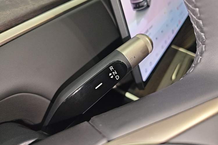 Used ONVO Luxeed L90 2025 Model—Max Six-Seater Version Gear Lever