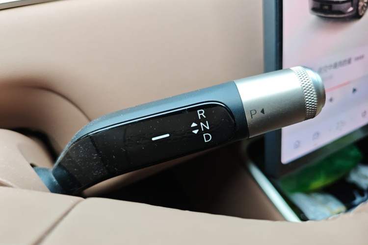 Used ONVO Luxeed L90 2025 Model—Max Six-Seater Version Gear Lever