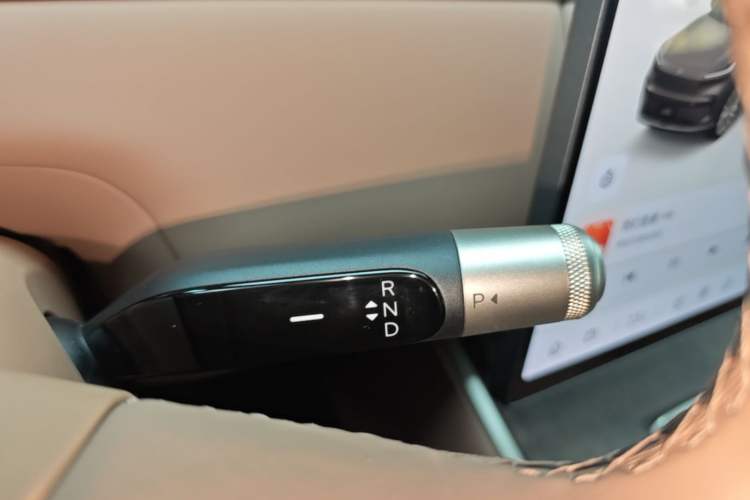 Used ONVO Luxeed L90 2025 Model—Max Six-Seater Version Gear Lever