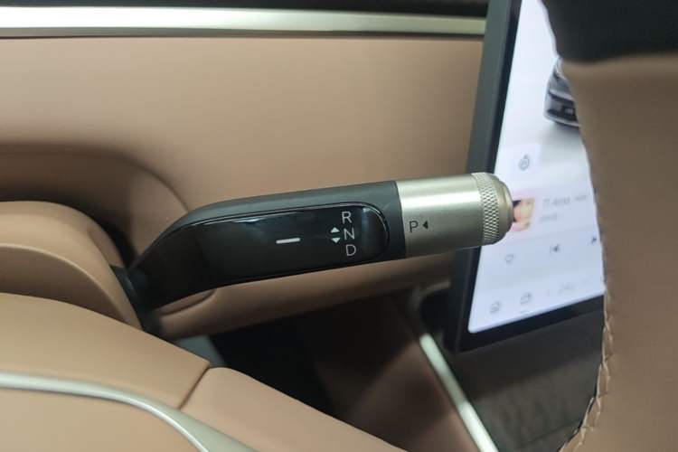 Used ONVO Luxeed L90 2025 Model—Max Six-Seater Version Gear Lever