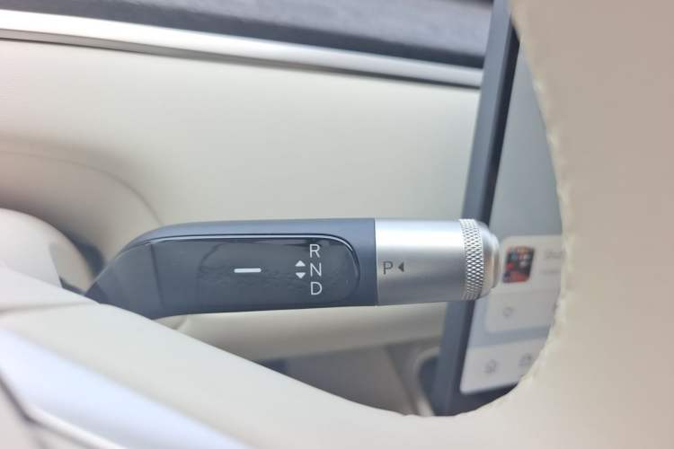 Used ONVO Luxeed L90 2025 Model—Ultra Six-Seater Version Gear Lever