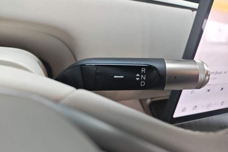 Used ONVO Luxeed L90 2025 Model—Ultra Six-Seater Version Gear Lever