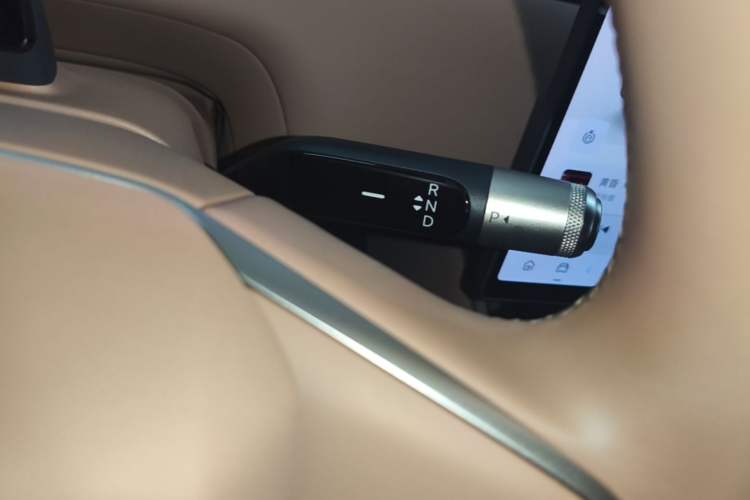 Used ONVO Luxeed L90 2025 Model—Max Six-Seater Version Gear Lever
