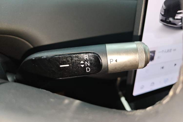 Used ONVO Luxeed L90 2025 Model—Ultra Six-Seater Version Gear Lever
