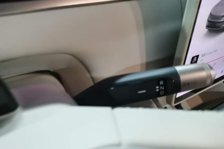 Used ONVO Luxeed L90 2025 Model—Ultra Six-Seater Version Gear Lever