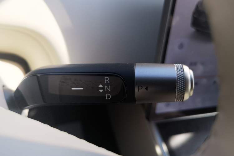 Used ONVO Luxeed L90 2025 Model—Ultra Six-Seater Version Gear Lever