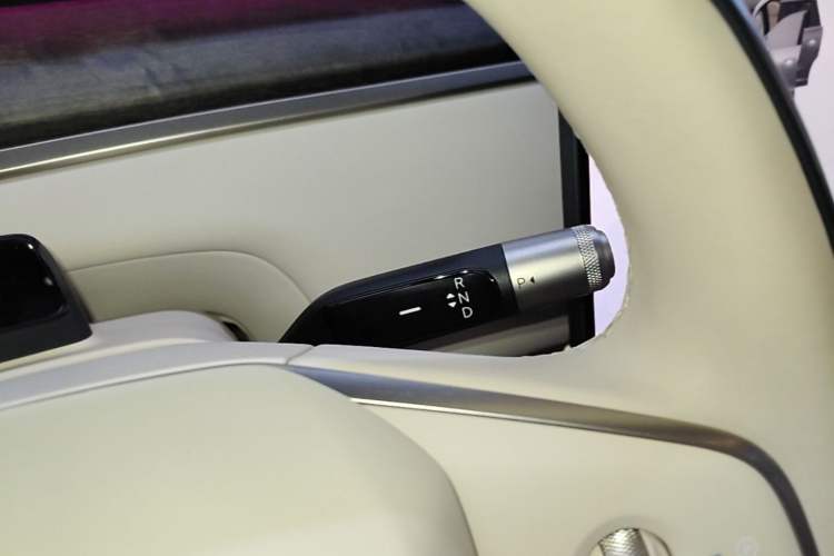 Used ONVO Luxeed L90 2025 Model—Ultra Six-Seater Version Gear Lever