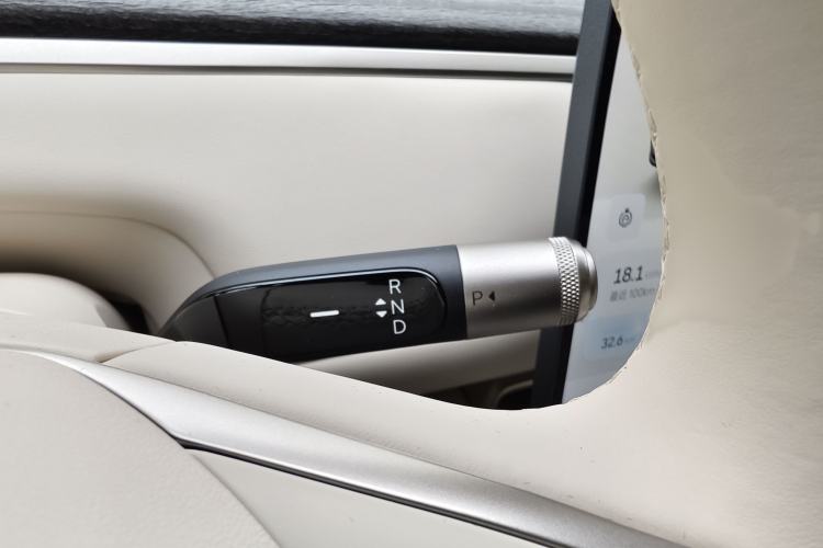 Used ONVO Luxeed L90 2025 Model—Max Six-Seater Version Gear Lever