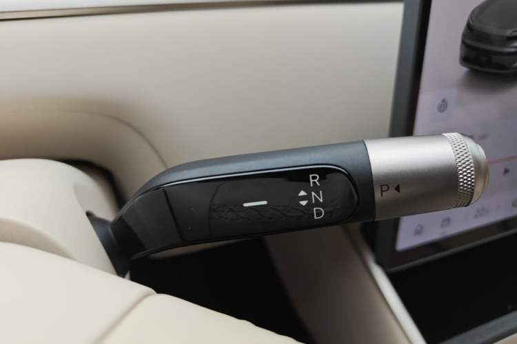 Used ONVO Luxeed L90 2025 Model—Max Six-Seater Version Gear Lever