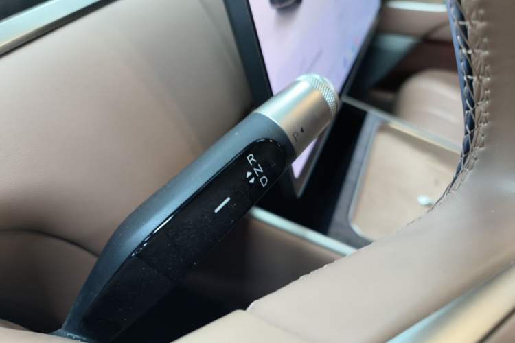 Used ONVO Luxeed L90 2025 Model—Ultra Six-Seater Version Gear Lever
