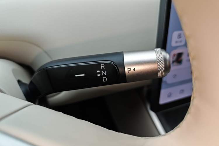Used ONVO Luxeed L90 2025 Model—Ultra Six-Seater Version Gear Lever