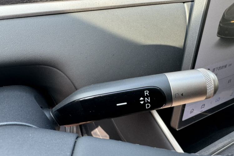 Used ONVO Luxeed L90 2025 Model—Max Six-Seater Version Gear Lever