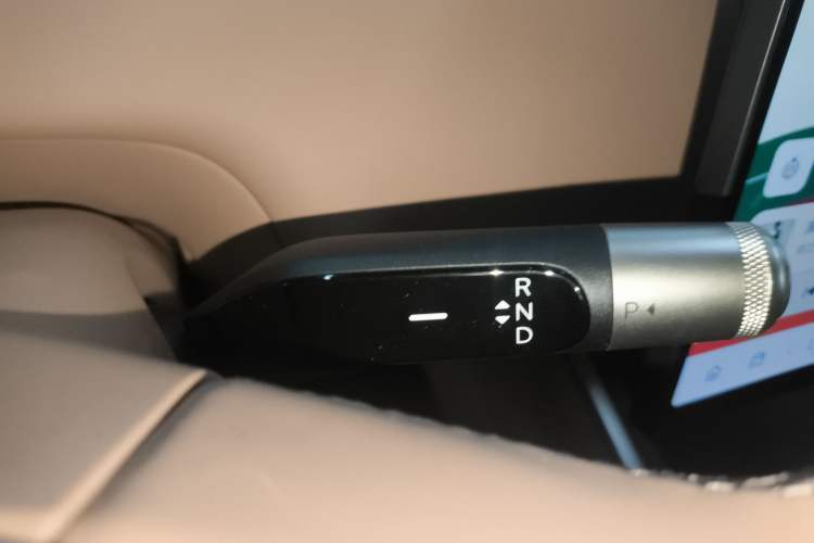 Used ONVO Luxeed L90 2025 Model—Max Six-Seater Version Gear Lever