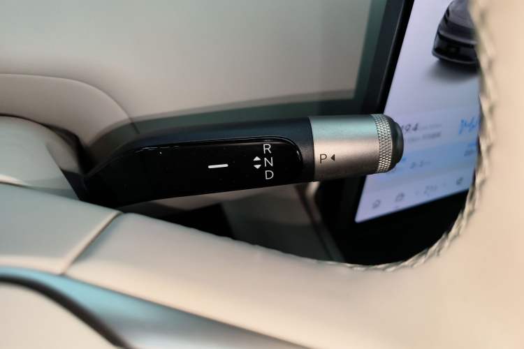 Used ONVO Luxeed L90 2025 Model—Max Six-Seater Version Gear Lever