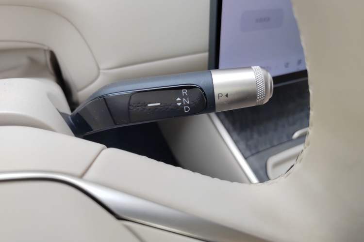 Used ONVO Luxeed L90 2025 Model—Ultra Six-Seater Version Gear Lever